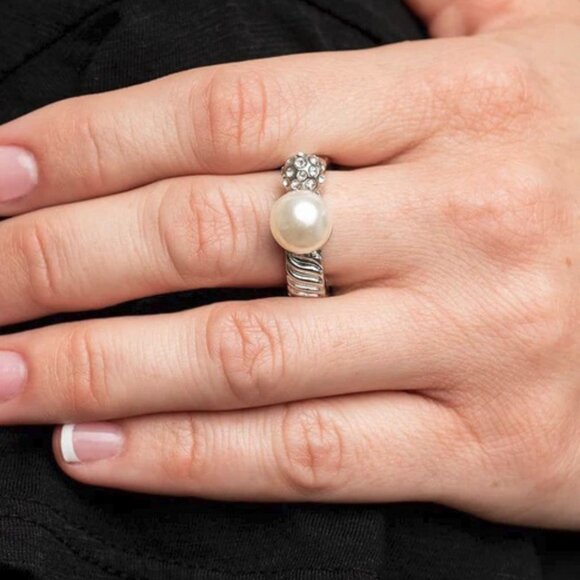 Paparazzi Jewelry Accessories - A-List Applique - White Ring - Vintage - Picture 3 of 4